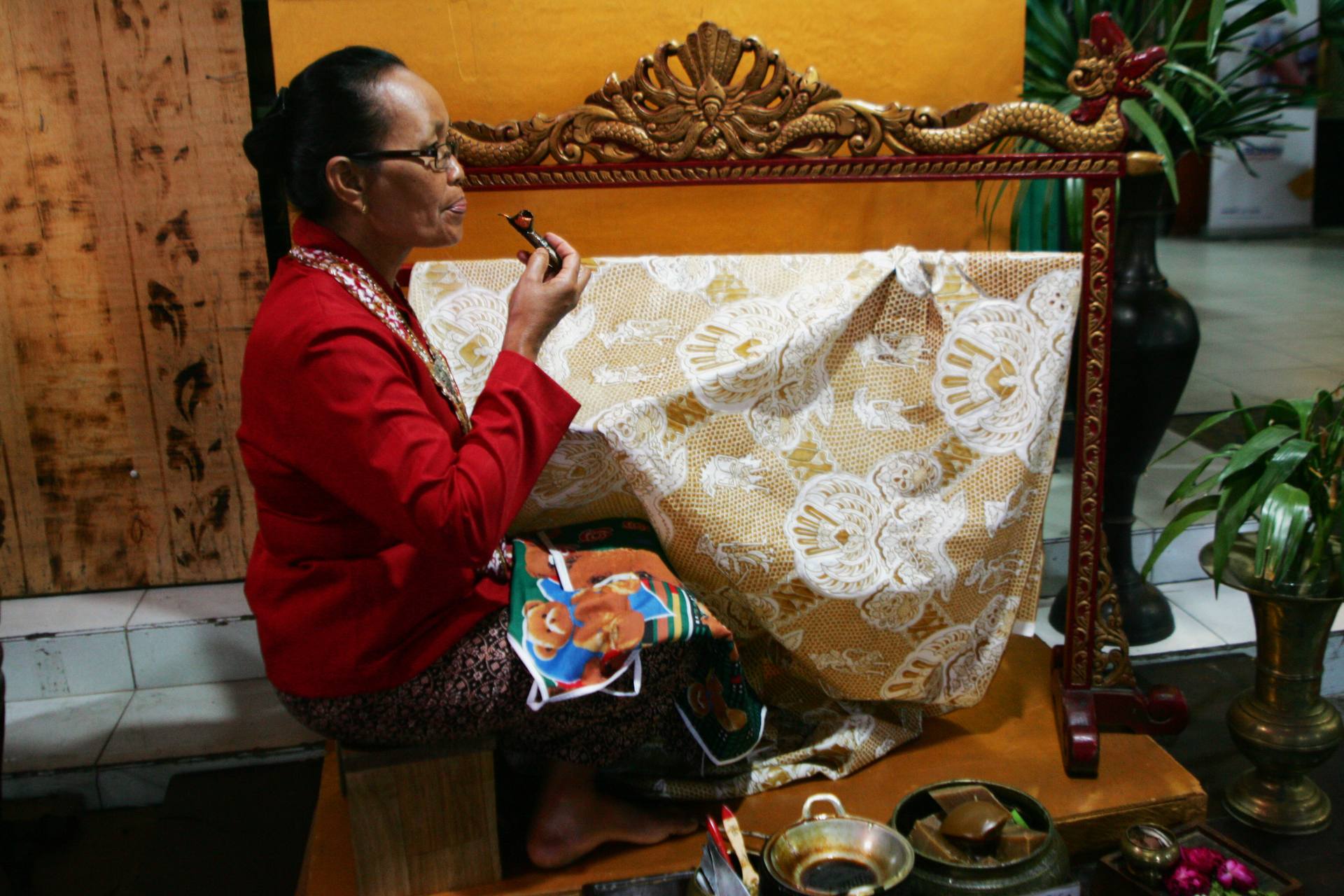 Proses Pembuatan Batik Tulis dengan Canting